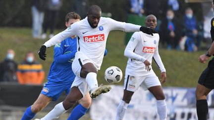 Le FC Versailles a battu&nbsp;l'Union sportive Sarre-Union (en bleu), le 18 décembre 2021. Les Versaillais se sont ainsi qualifiés pour les huitièmes de finale de la Coupe de France. (FRANCK KOBI / MAXPPP)