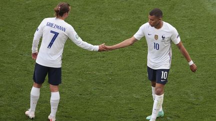 Antoine Griezmann et Kylian Mbappé avec les Bleus, le 19 juin 2021.&nbsp; (DMITRIY GOLUBOVICH / AFP)