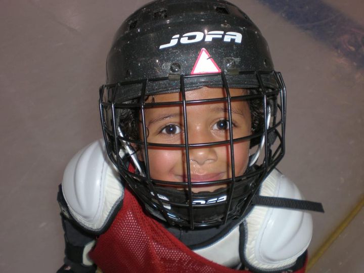 Lucas, alors âgé de 4 ans, à l'école de glace de Fontenay-sous-Bois (Val-de-Marne). (SEVERINE MORIN / FRANCEINFO: SPORT)