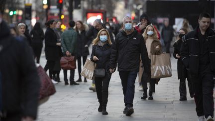 Des passants à Londres (Royaume-Uni), le 11 janvier 2022.&nbsp; (RASID NECATI ASLIM / ANADOLU AGENCY / AFP)