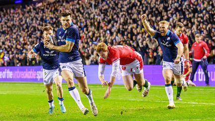 Les Gallois (en rouge) restent sur deux défaites en deux matchs et 52 points encaissés dans ce Tournoi des six nations 2023, face à l'Irlande et l'Écosse. (MALCOLM MACKENZIE / PROSPORTSIMAGES / AFP)