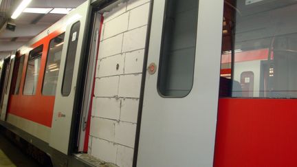 La porte d'un train de banlieue &agrave; Hambourg, le 28 avril 2015. (BUNDESPOLIZEI / BUNDESPOLIZEI / AFP)