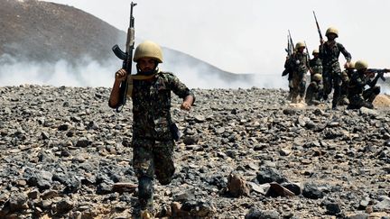 Des soldats yéménites et saoudiens combattent à Marib, dans l'est du Yémen contre les rebelles houthis. (MAXPPP)