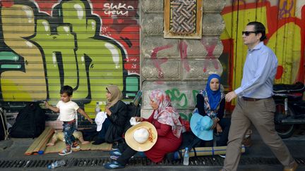 Des r&eacute;fugi&eacute;s syriens sur le port du Pir&eacute;e, &agrave; Ath&egrave;nes (Gr&egrave;ce), le 21 ao&ucirc;t 2015. (CHRISTOS STAMOS / AFP)