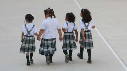 Des &eacute;l&egrave;ves d'une &eacute;cole primaire publique portant l'uniforme sortent lors de la r&eacute;cr&eacute;ation, le 12 septembre 2011, &agrave; Barcelone (Espagne).&nbsp; (SANCHEZ / CARO FOTOS / SIPA)