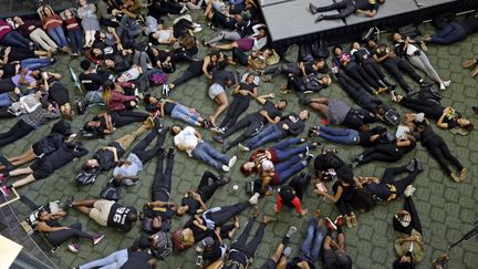 Les étudiants de l'université de Charlotte se sont allongés plusieurs&nbsp;minutes dans le campus pour protester contre cette bavure policière. (GERRY BROOME/AP/SIPA / AP)