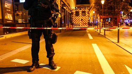 Un cordon policier installé dans le 2e arrondissement de Paris, le 12 mai 2018, après l'attaque au couteau qui a fait un mort. (MAXPPP)