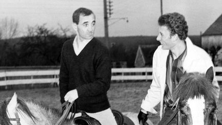 Charles Aznavour et Johnny Hallyday à cheval dans les années 60
 (Gamma-Keystone / Getty Images)