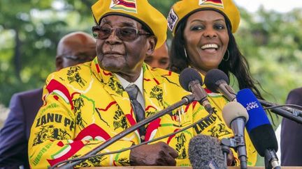 Les époux Mugabe, en novembre 2017, juste avant la chute. (Jekesai Njikizana/AFP)