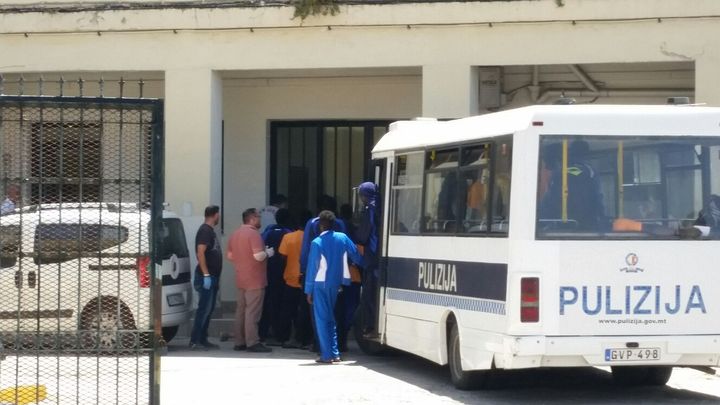 Les migrants arrivés à bord du "Lifeline" sont acheminés dans un bus de la police au centre d'accueil de&nbsp;Malte, à La Valette. (LAURENT MACCHIETTI / RADIO FRANCE)