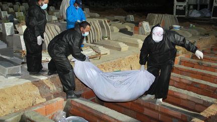 Des&nbsp;fossoyeurs enterrent les corps des immigrés africains, morts noyés et rejetés par la mer après le naufrage de leur bateau devant l’île de Kerkennah, le 11 juin 2020, au cimetière de Sfax.&nbsp; (HOUSSEM ZOUARI / AFP)