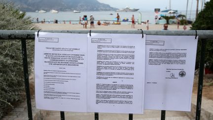 L'arrêté contre le port du burkini affiché devant la page de Saint-Jean Cap Ferrat (Alpes-Maritimes), le 19 août 2016.&nbsp; (JEAN CHRISTOPHE MAGNENET / AFP)