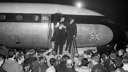 The Beatles à leur arrivée au Bourget avant le concert du Cyrano
 (AFP)