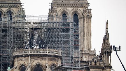 Les opérations de reconnaissance se poursuivent mardi 16 avril pour évaluer les dégâts&nbsp;après l'incendie. (MARCEL KUSCH / DPA)