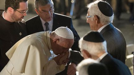 Le pape François rencontrant des représentants de la communauté juive à Jérusalem, le 26 mai 2014. (OSSERVATORE ROMANO / AFP)