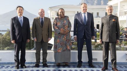 Les ministres des Affaires étrangères chinois, brésilien, sud-africain, russe et indien au Cap (Afrique du Sud) le 1er juin 2023 (RODGER BOSCH / AFP)