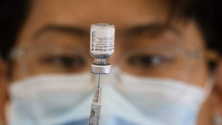 Un soignant prépare une dose de vaccin contre le Covid-19, le 14 mai 2021, à Los Angeles (Californie, Etats-Unis). (PATRICK T. FALLON / AFP)