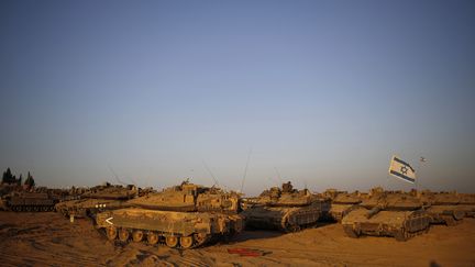  (Des tanks israéliens près de Gaza, le 7 août © REUTERS / Amir Cohen)