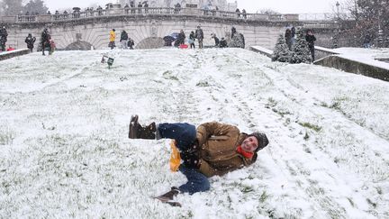 Un homme fait de la luge à Montmartre, à Paris, le 16 janvier 2021. (GAO JING / XINHUA / AFP)