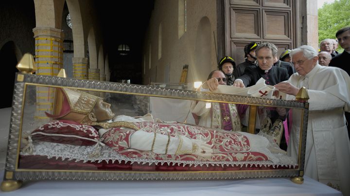 Le pape Beno&icirc;t XVI couvre la relique de son lointain pr&eacute;d&eacute;cesseur C&eacute;lestin V, lors de sa visite de L'Aquila (Italie), le 28 avril 2009.&nbsp; (OSSERVATORE ROMANO / AFP)