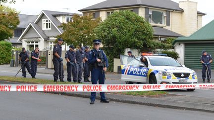 Des policiers enquêtent sur les lieux&nbsp;des attentats, à&nbsp;Christchurch (Nouvelle-Zélande) le 16 mars 2019. (RECEP SAKAR / ANADOLU AGENCY / AFP)