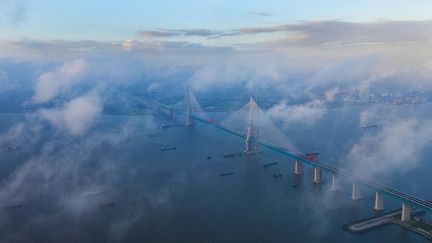 Des nuages au dessus du pont reliant&nbsp;Shanghai à Nantong (Chine), le 9 août 2019.
 (DING XIAOCHUN / IMAGINECHINA)