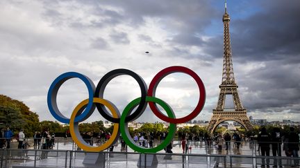 Les anneaux olympiques sur le parvis Trocadéro, près de la tour Eiffel, pour célébrer l'attribution des jeux de Paris 2024. (VINCENT ISORE / MAXPPP)