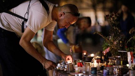 Place de la République à Paris, des bougies ont aussi été allumées mardi soir. (GEOFFROY VAN DER HASSELT / AFP)