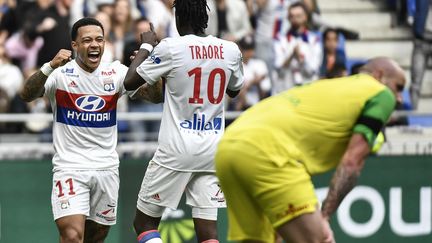 Batrand Traoré et Memphis Depay savourent le 2e but lyonnais  (JEFF PACHOUD / AFP)