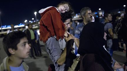 Les réfugiés passent par la capitale grecque, en provenance des îles situées le long de la Turquie, avant de tenter de gagner le nord de l'Europe, le 1er septembre 2015. (ANGELOS TZORTZINIS / AFP)