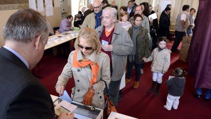 Un bureau de vote &agrave; Paris, le 22 avril 2012. (ERIC FEFERBERG / AFP)