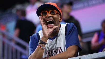 Le réalisateur américain Spike Lee hurle lors de la compétition de basket-ball entre les États-Unis et la Serbie, au stade Pierre Mauroy de Lille, le 28 juillet 2024. Le réalisateur de "Do The Right Thing" a également été vu à Bercy (Paris), deux jours plus tard, lors des épreuves de gymnastique. (GREGORY SHAMUS / GETTY IMAGES EUROPE)