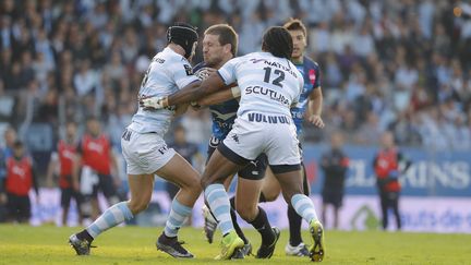 Le Montpellierain et ancien Racingman François Steyn affronte la défense du Racing avec Vulivuli (STEPHANE ALLAMAN / STEPHANE ALLAMAN)