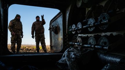 Des soldats ukrainiens s'apprêtent à réaliser des tirs d'artillerie près de Bakhmout (Ukraine), le 1er novembre 2022. (WOLFGANG SCHWAN / ANADOLU AGENCY / AFP)