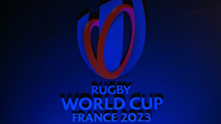 Le logo de la prochaine Coupe du monde de rugby, lors du tirage au sort des phases de groupes, le 14 décembre 2020. (FRANCK FIFE / AFP)