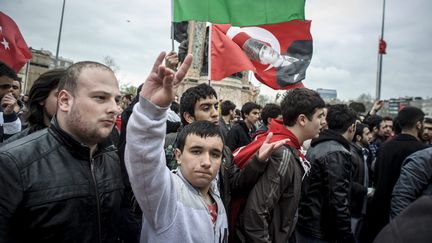 Des manifestants de l'organisation nationaliste des Loups gris, place Taksim, à Istanbul (Turquie), en avril 2011. (CHRISTOPHE PETIT TESSON / MAXPPP)