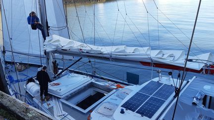 Le voilier "Grain de sail", dans le port de Saint-Malo, avant son départ le 18 novembre 2020. (ETIENNE MONIN / RADIO FRANCE)