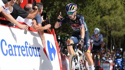 Le Slovène Primoz Roglic célébrant sa victoire sur la 8e étape de la Vuelta devant Enric Mas, le 24 août 2024. (JORGE GUERRERO / AFP)