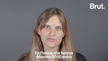 En France, une femme dépense en moyenne 8000 euros dans toute sa vie pour des protections périodiques. Une chiffre qui peut grimper jusqu’à 20 000 euros en fonction de l’abondance des règles et des douleurs qui y sont associées. Brut a fait un récapitulatif du prix des protections menstruelles à travers le monde. (BRUT / FRANCEINFO)