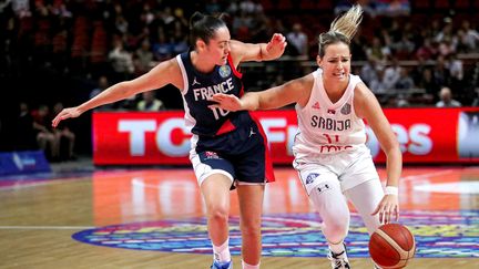 La Française Sarah Michel (à gauche) devancée par la Serbe Jovana Nogic lors de la Coupe du monde de basket, à Sydney (Australie), le 27 septembre 2022. (JEREMY NG / AFP)