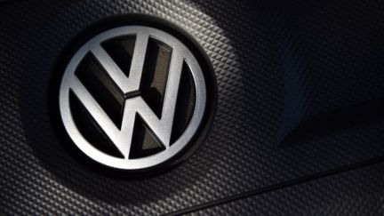 Le logo de Volkswagen sur une voiture &agrave; Londres (Royaume-Uni), le 2 octobre 2015. (FRANCK FIFE / AFP)