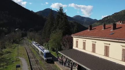 Le train qui relie Nice et Tende, dans les Alpes-Maritimes, est de retour après de longs mois d'absence, lundi 3 mai. (CAPTURE ECRAN FRANCE 2)