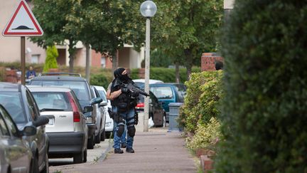 Un policier à Saint-Etienne-du-Rouvray (Seine-Maritime), le 26 juillet 2016. (MAXPPP)