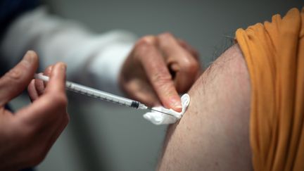 Pour leur deuxième dose de vaccin contre le Covid-19, la Haute autorité de santé recommande aux personnes de moins de 55 ans, une deuxième dose de vaccin à ARN messager comme le&nbsp;Pfizer/BioNTech (photo). (LOIC VENANCE / AFP)