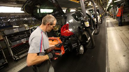 Un salari&eacute; de l'usine de PSA sur le site de Sochaux (Doubs), le 17 octobre 2012. (LIONEL VADAM / MAXPPP)