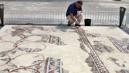 Un employé des Antiquités israéliennes travaille sur la mosaïque de 1500 ans mise au jour en 2014 à Kyriat Gat (29 septembre 2015)
 (Gil Cohen Magen / AFP)