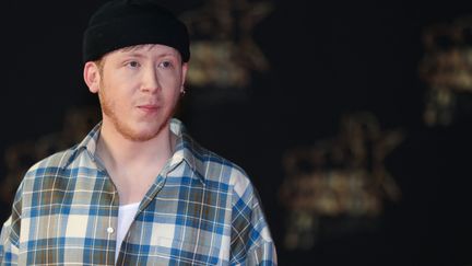 Le chanteur Eddy de Pretto à la cérémonie des 20e NRJ Music Awards au palais des festivals de Cannes, le 10 novembre 2018. (VALERY HACHE / AFP)