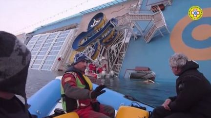 Des sauveteurs approchent de l'&eacute;pave du "Costa Concordia", au large de l'&icirc;le italienne du Giglio, le 18 janvier 2012. (FTVi / EVN)