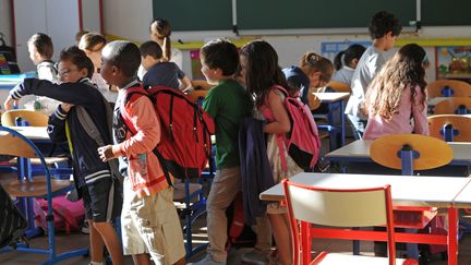 Des &eacute;l&egrave;ves entrent dans une classe de l'&eacute;cole Jean-Mermoz&nbsp;&agrave; Marseille, le 4 septembre 2012. (ANNE-CHRISTINE POUJOULAT / AFP)