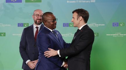 Le président de la Guinée-Bissau, Umaro Sissoco Embalo (au centre), est accueilli par le président du Conseil européen, Charles Michel (à gauche), et le président français, Emmanuel Macron, lors de la première journée du sixième sommet de l'Union européenne (UE) et de l'Union africaine (UA), dans le bâtiment du Conseil européen à Bruxelles, le 17 février 2022. (OLIVIER HOSLET / POOL)